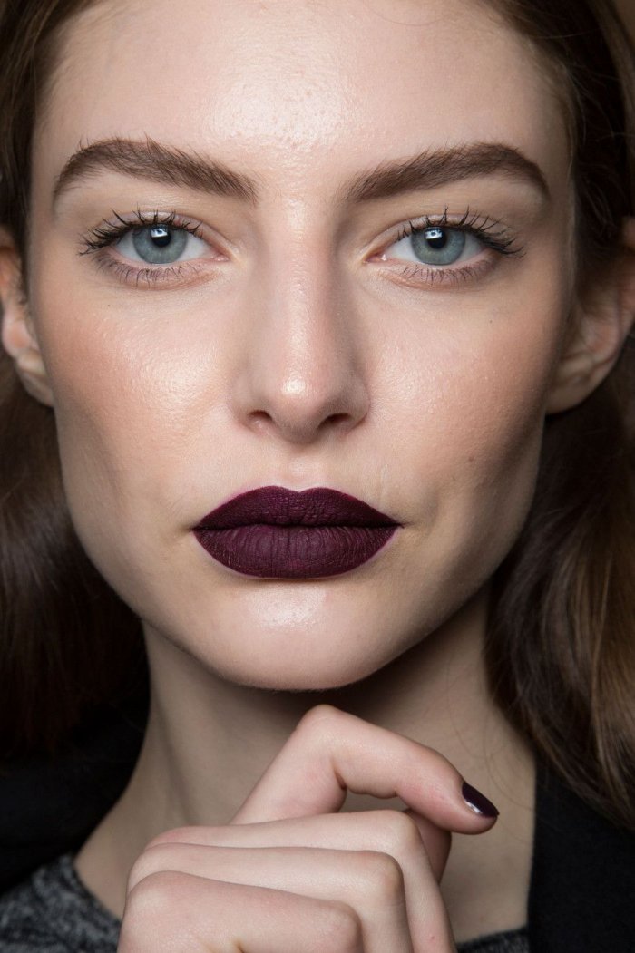 Ярко розовые губы