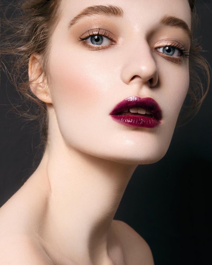 Бордовые губы