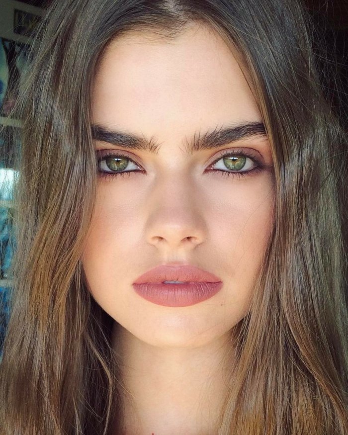 Бордовая помада для брюнеток