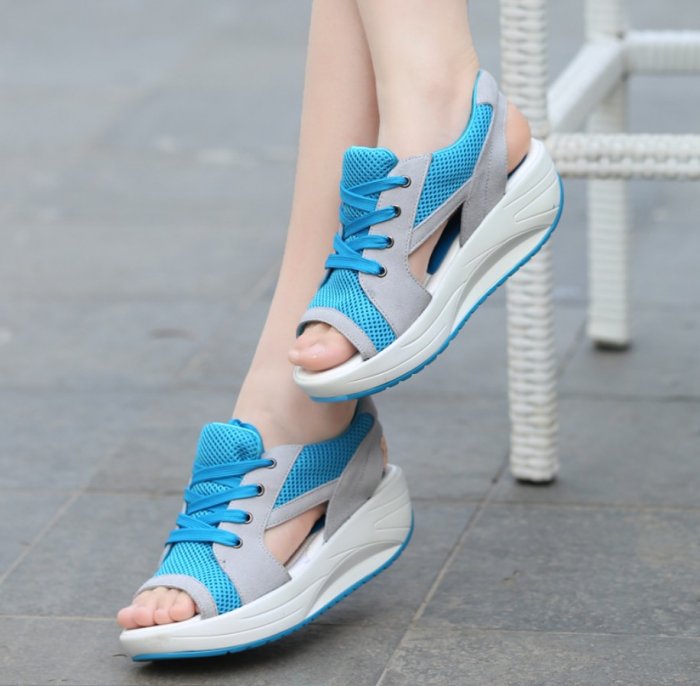 Прочные стильные кроссовки