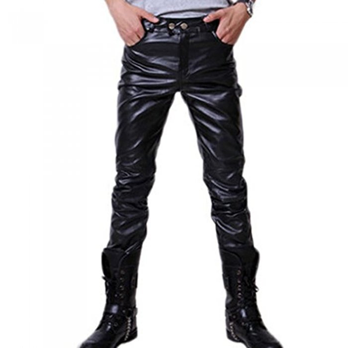 Мужчина в кожаных брюках