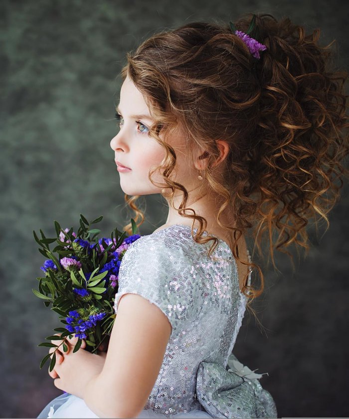 Прически для девочек с кудряшками