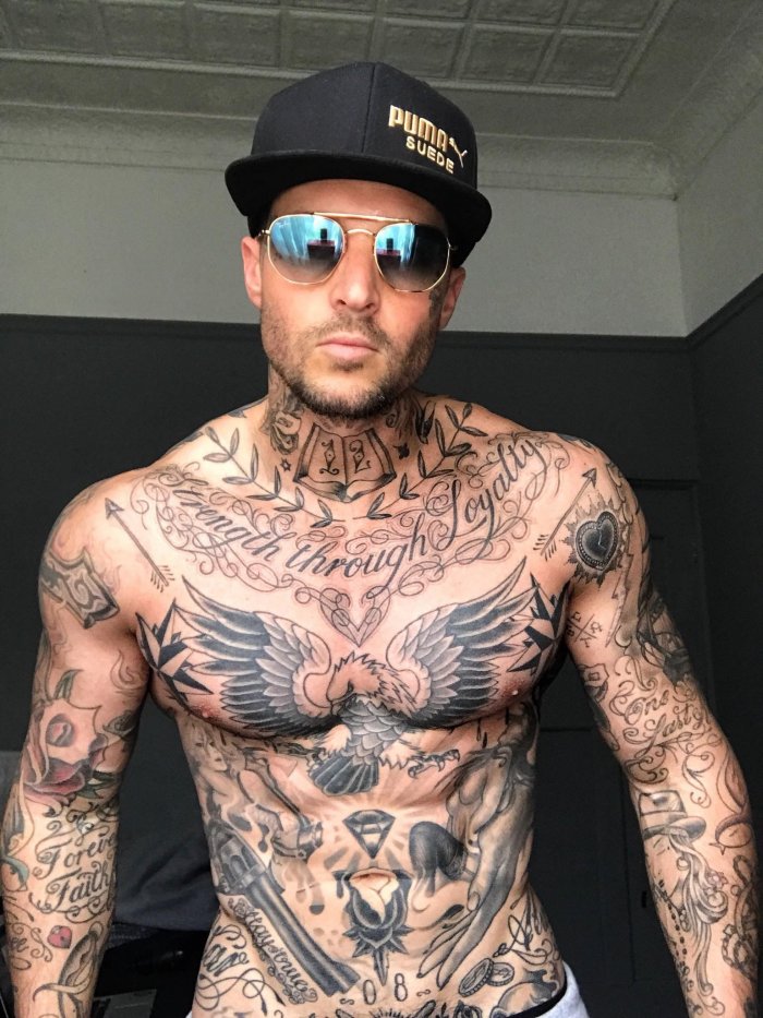 Модные тату для мужчин на груди