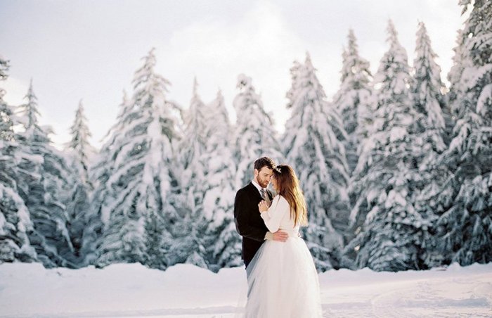 Свадебная фотосессия зимой в лесу