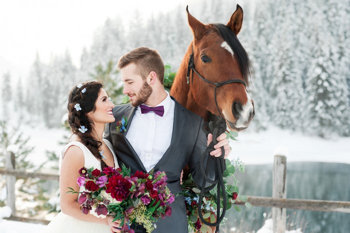 Фотосессия с лошадью зимой на свадьбе