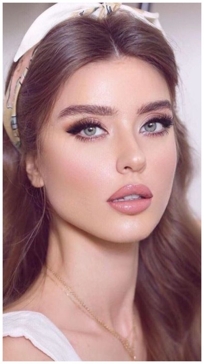 Невеста с прической и макияжем фатой