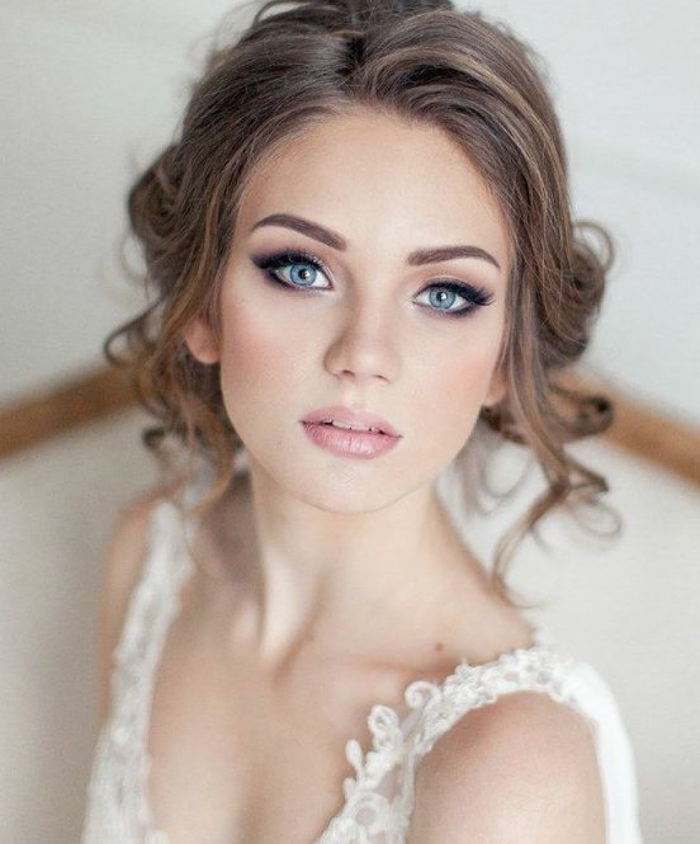 Вечерний образ с локонами