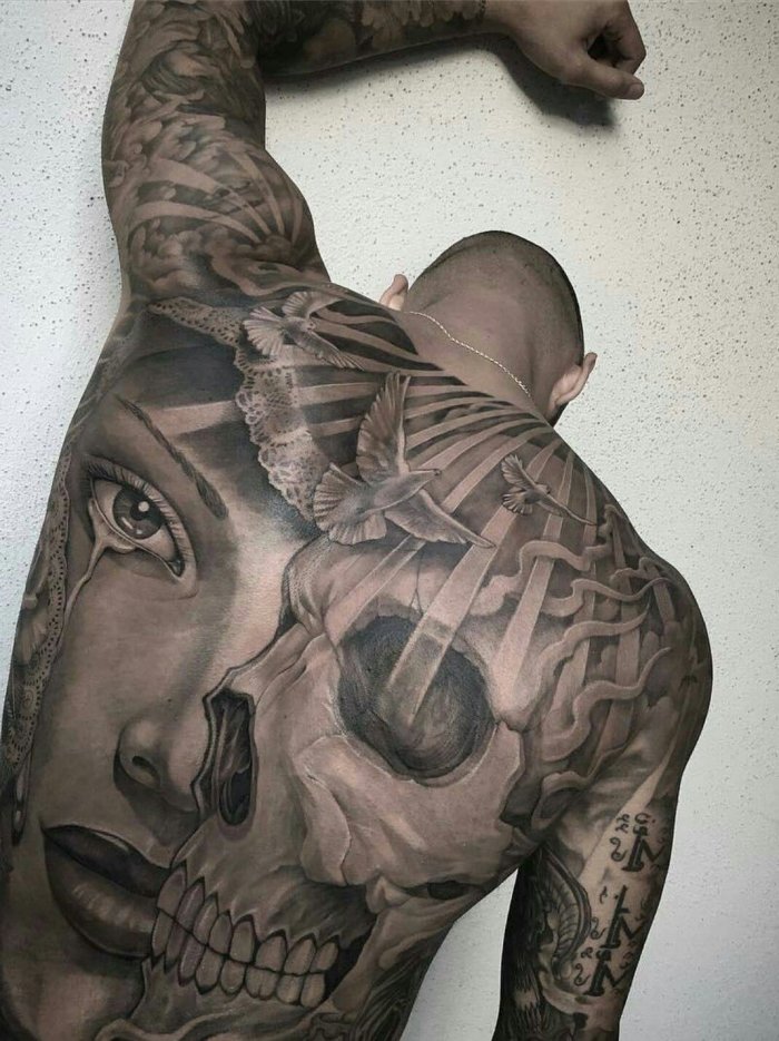 Татуировки на теле мужчин