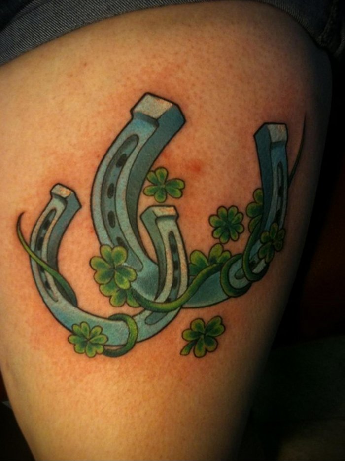 Тату подковы на удачу