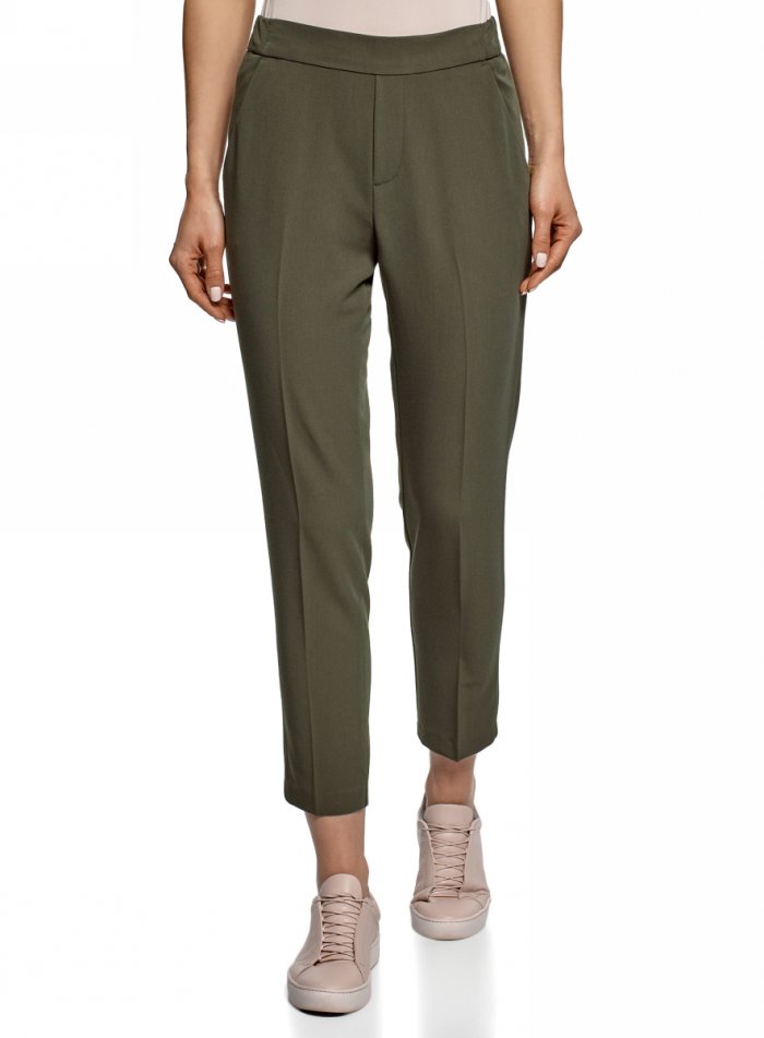 Женщина в брюках