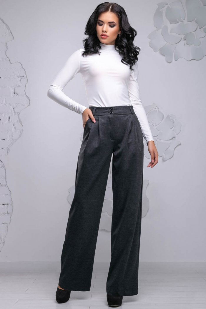 Женщина в брюках