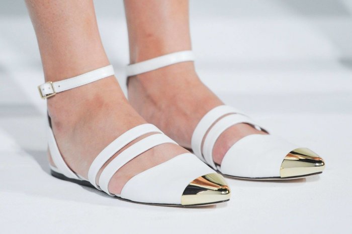 Женские босоножки на низком каблуке 2020