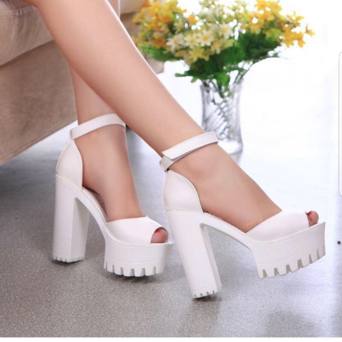 Белые босоножки на каблуке