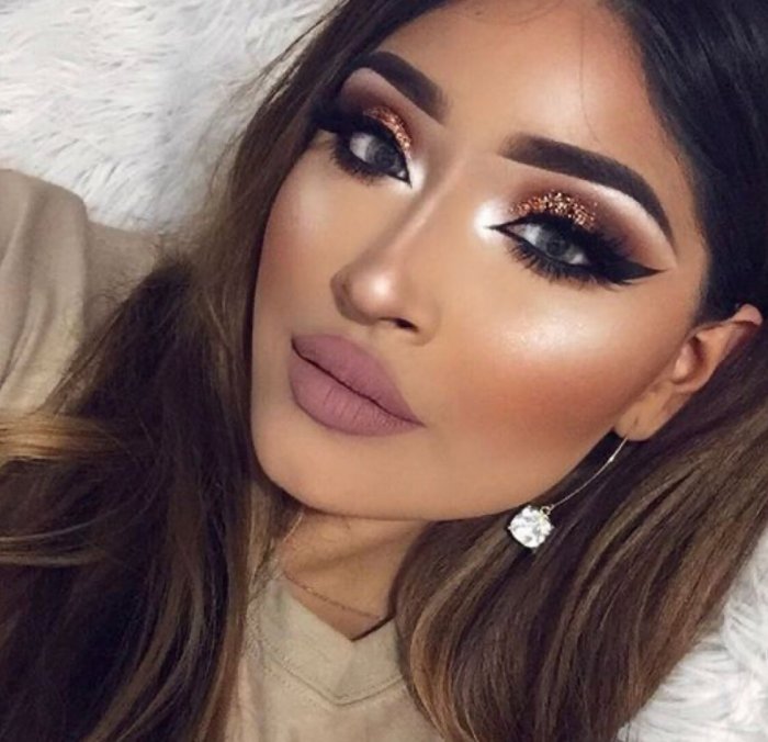 Новогодний макияж 2020 для брюнеток