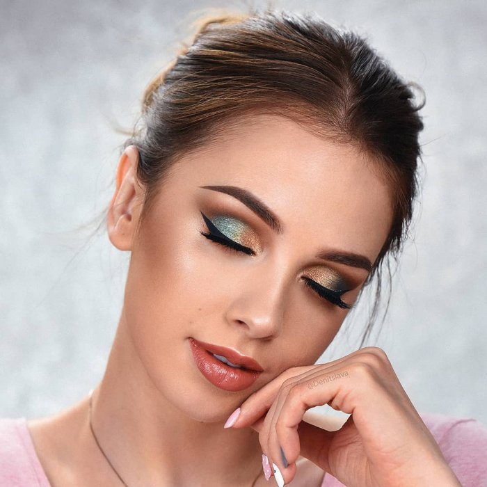 Новогодний макияж 2020 для брюнеток с блестками