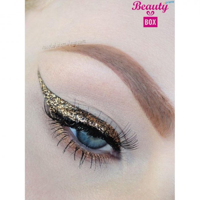 Макияж с золотыми стрелками