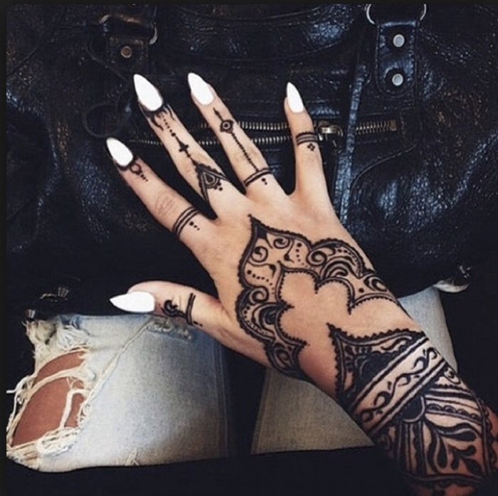 Тату на кисти руки для девушек