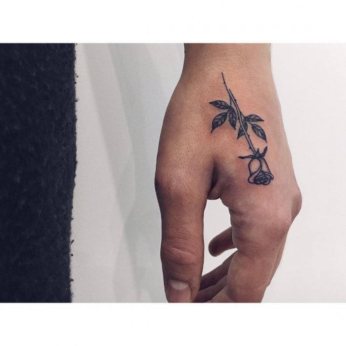 Тату цветок на ладони