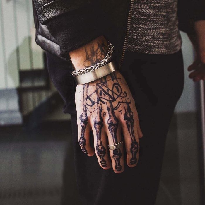 Необычные тату на кистях женские
