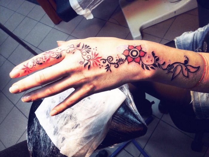 Тату на тыльной стороне ладони