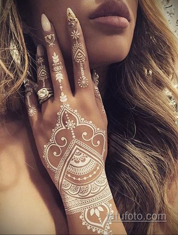 Татуировка наируке женская