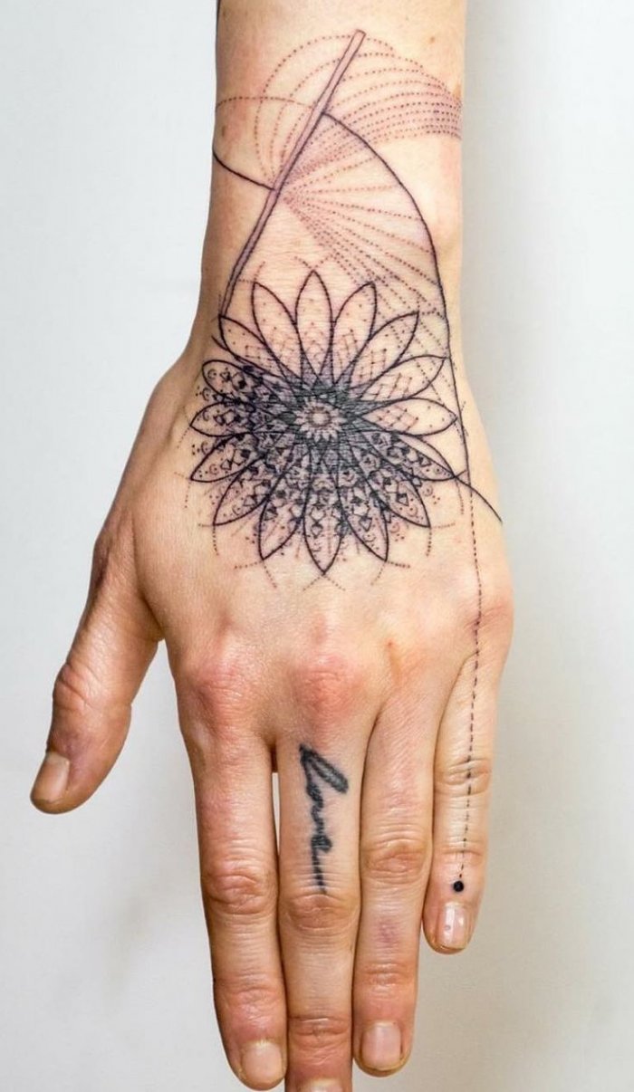 Тату на пальцах рук восточные