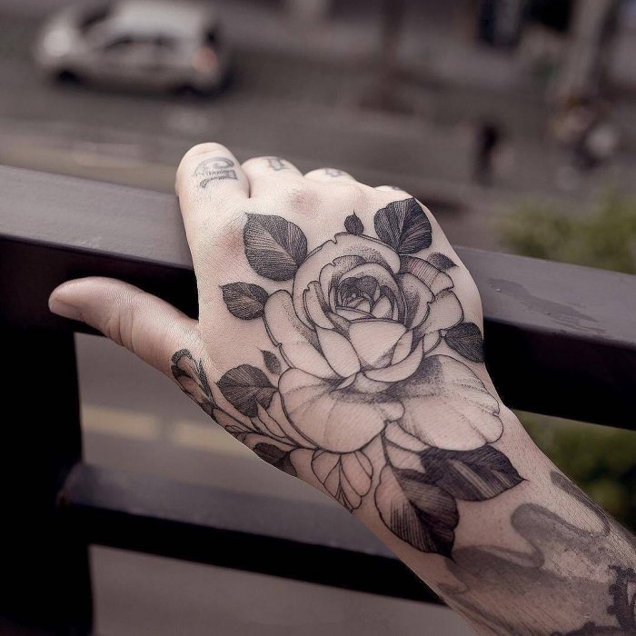 Татуировка на тыльной стороне ладони для девушек