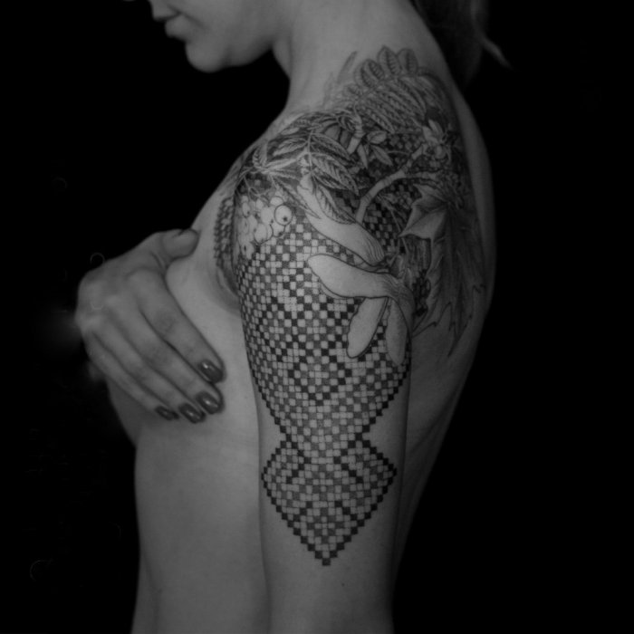 Девушка блондинка с тату