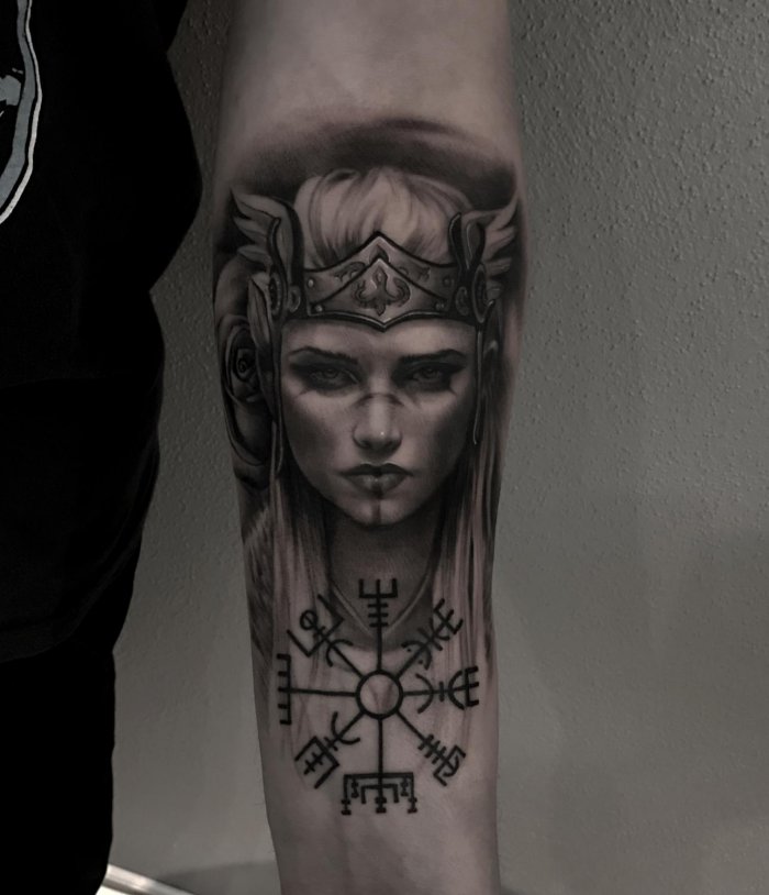 Вегвизир тату на ноге