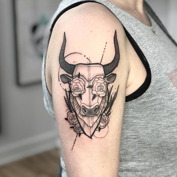 Тату Телец для мужчин на груди