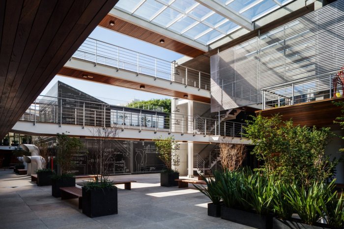 Здание с атриумом