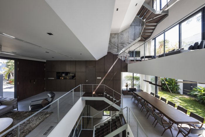 Дом двухуровневый с атриумом