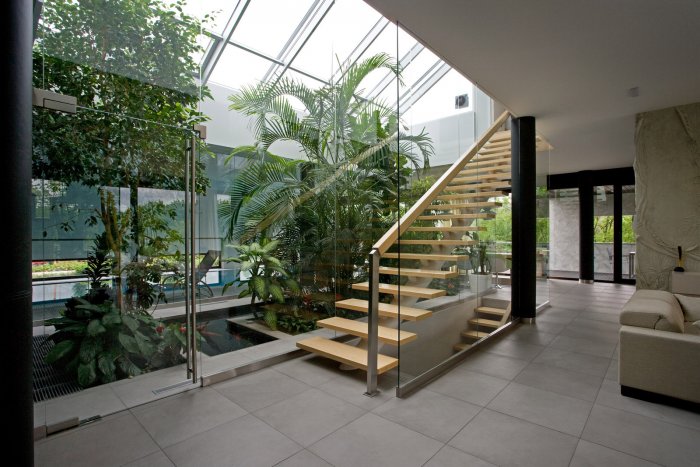 Лестница в интерьере зимнего сада