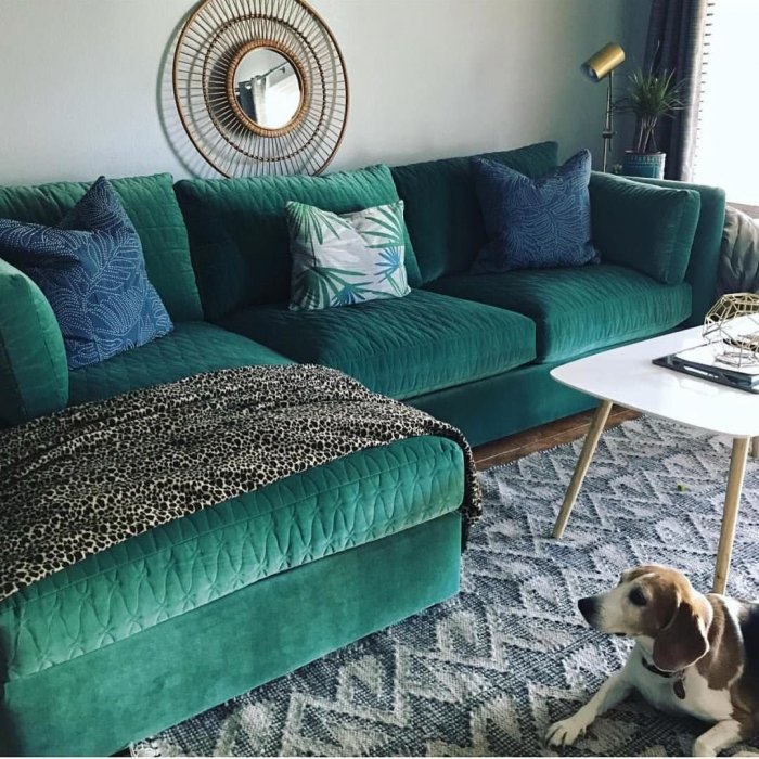 Изумрудный диван в интерьере