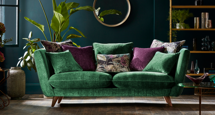 Лиловый диван в изумрудной комнате