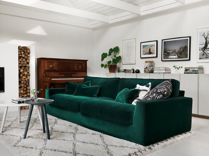 Изумрудный диван в интерьере