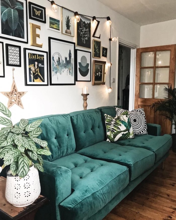 Диван темно зеленого цвета