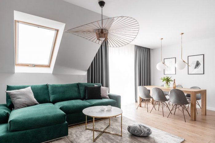 Изумрудный диван в интерьере гостиной