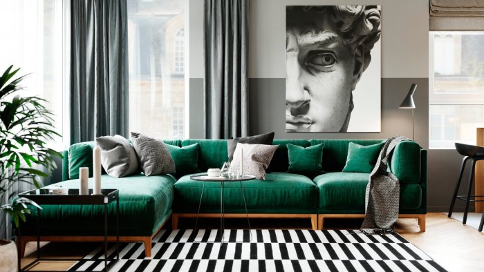 Изумрудный диван в интерьере гостиной