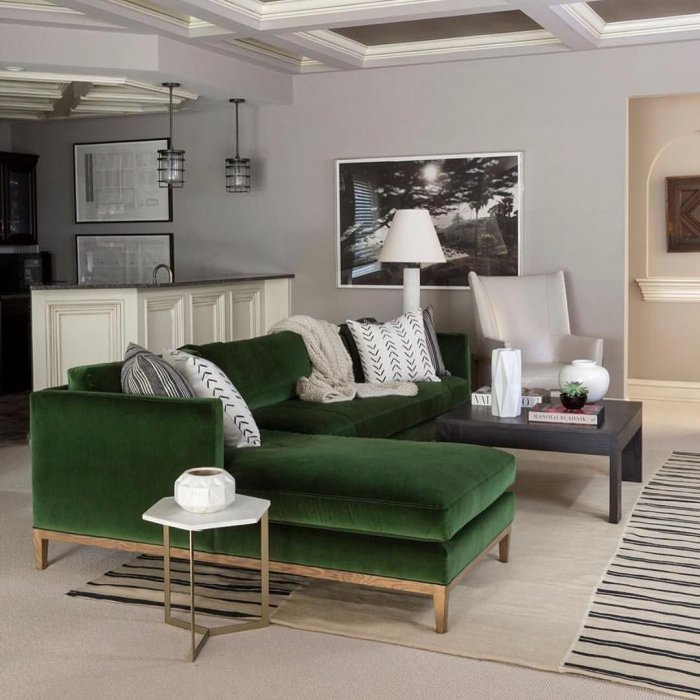 Зелёный диван в интерьере гостиной