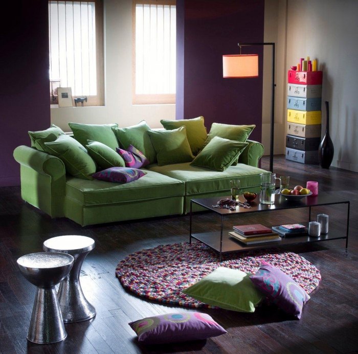 Зеленый диван в интерьере