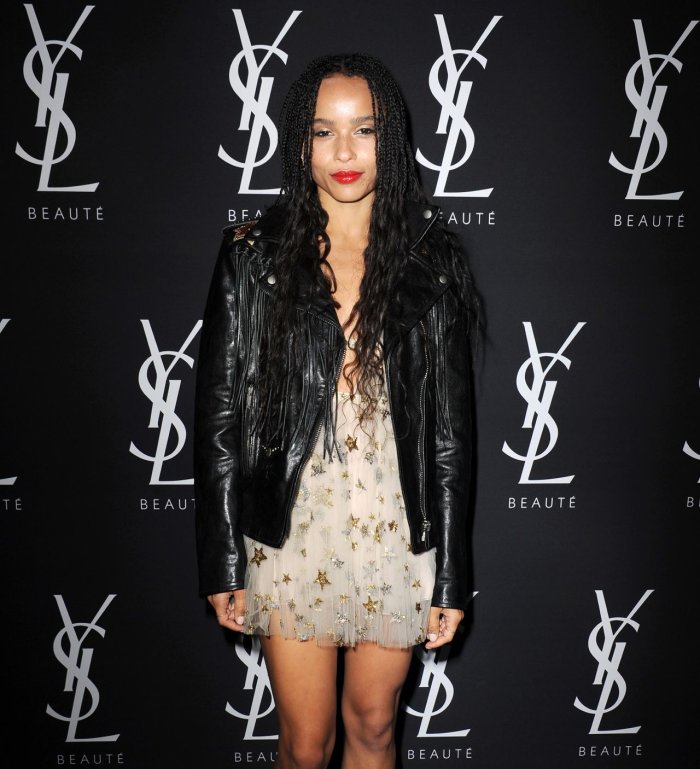 Зои Кравиц черное платье