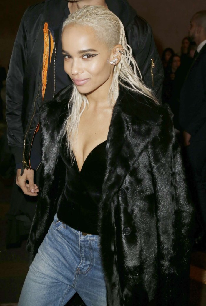 Зои Кравец в бархатном платье