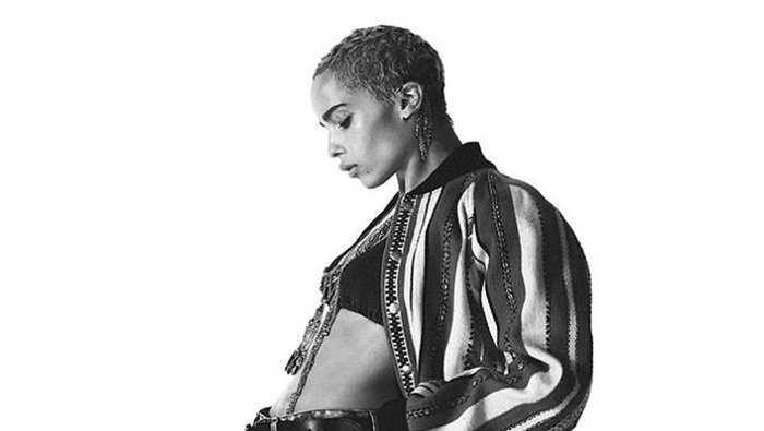 Зои Кравиц в халате меломанка