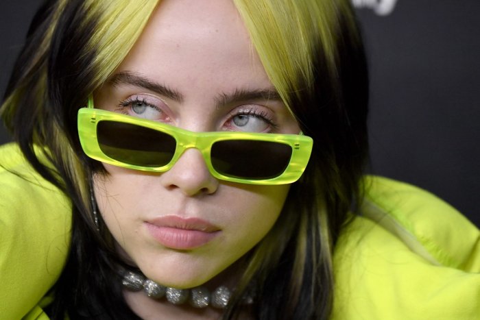 Билли Айлиш в очках