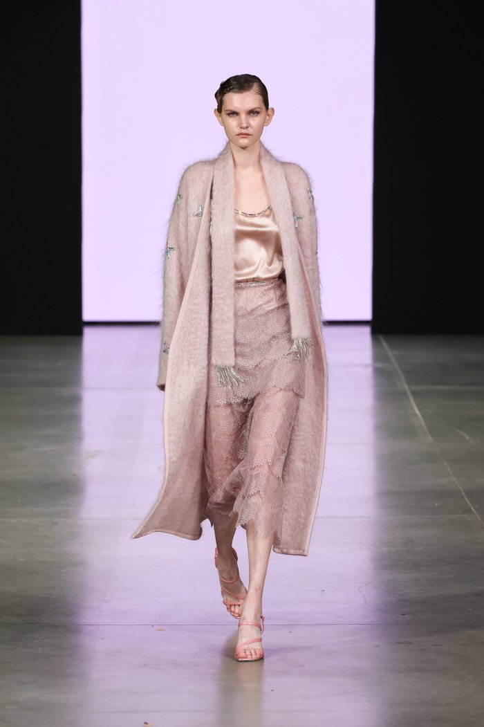 Много кожи женские современная мода в Великобритании