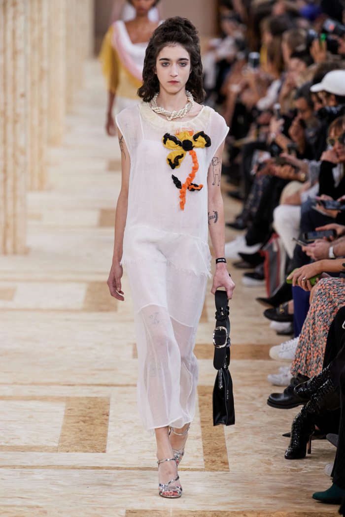 Показ Miu Miu Весна лето 2021