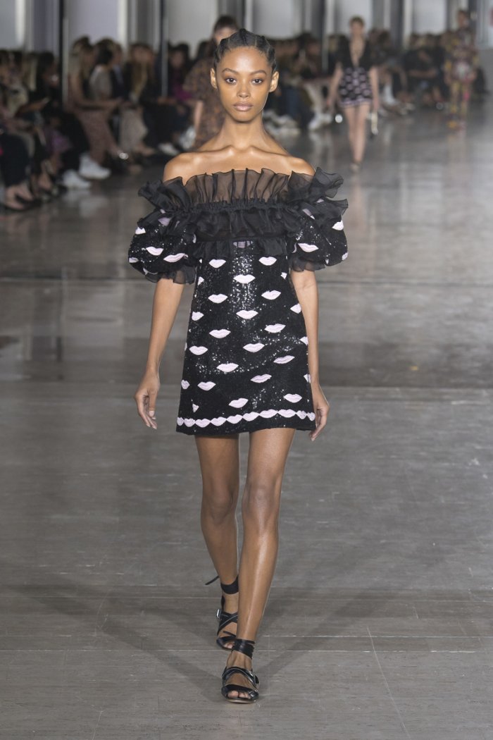 Платья Свадебные мода показ 2021 короткие