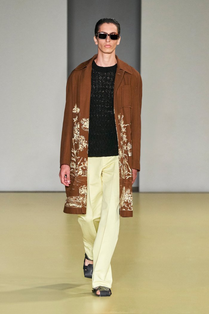 Платье с бахромой на подиуме