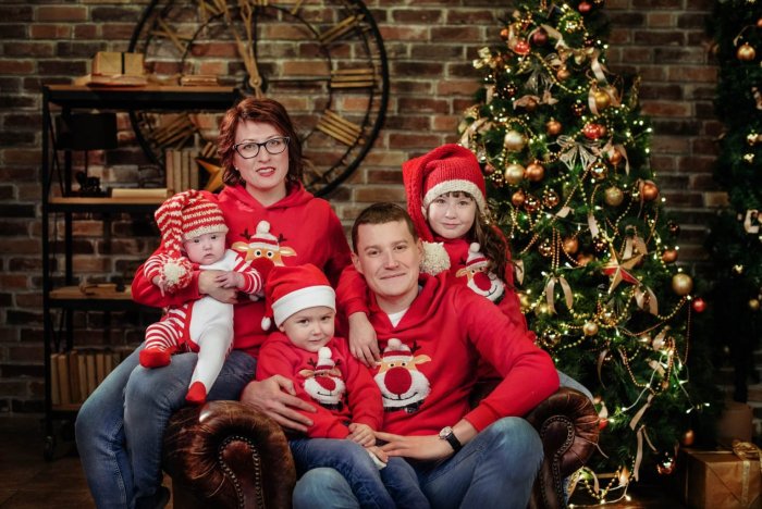 Новогодняя фотосессия семейная в студии